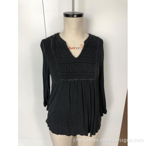 Long sleeves with v-neck and small buttons